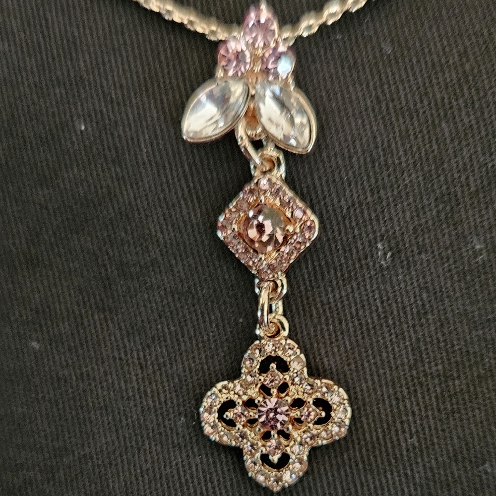 Hypo Allergetic Rhinestone Necklace in Rose Gold Colored Mount - Feminine